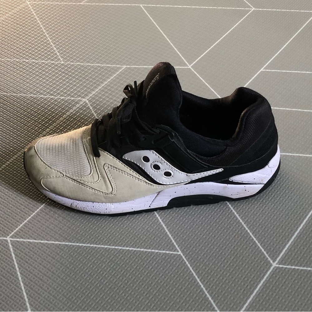 Saucony Grid 9000. Off white/ Black. Men’s size 10
